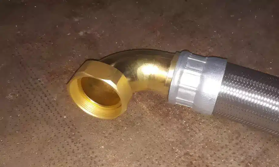 Flexibles hydrauliques de qualité disponibles chez AUDHEC à Anor, spécialisés dans la vente et la réparation.